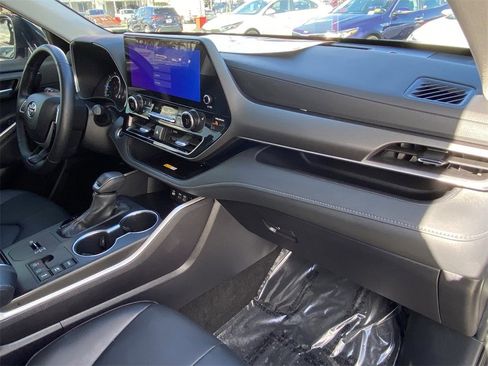 Certified 2024 Toyota Highlander XLE image 15