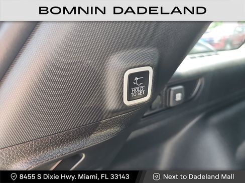 Used 2025 Jeep Grand Cherokee Limited w/ Black Appearance Package image 9