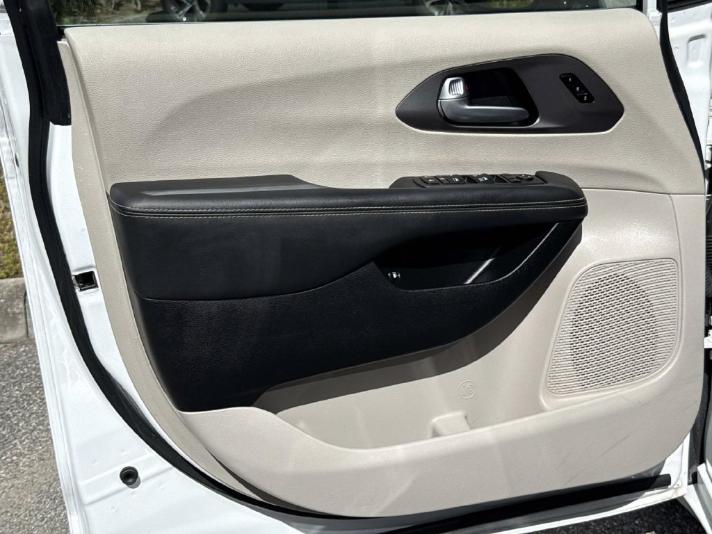 Used 2024 Chrysler Pacifica Limited FWD image 21