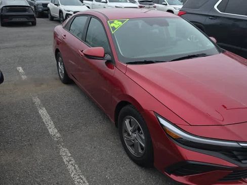 Used 2025 Hyundai Elantra SE FWD image 3