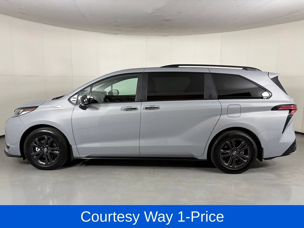 Used 2025 Toyota Sienna XSE AWD/4WD image 6