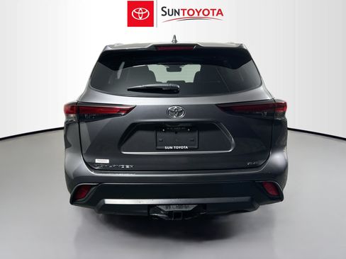 Used 2024 Toyota Highlander XLE FWD image 5