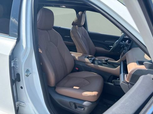 Used 2024 Toyota Grand Highlander AWD Hybrid image 32