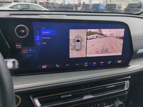 Used 2024 Chevrolet Traverse LT w/ Enhanced Driving Package image 20