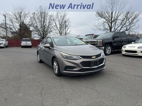 Used 2017 Chevrolet Cruze LT w/ Convenience Package image 2