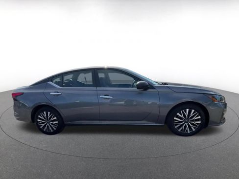 Used 2025 Nissan Altima 2.5 SV FWD image 13