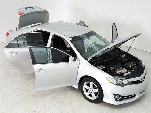 Used 2012 Toyota Camry SE FWD image 21