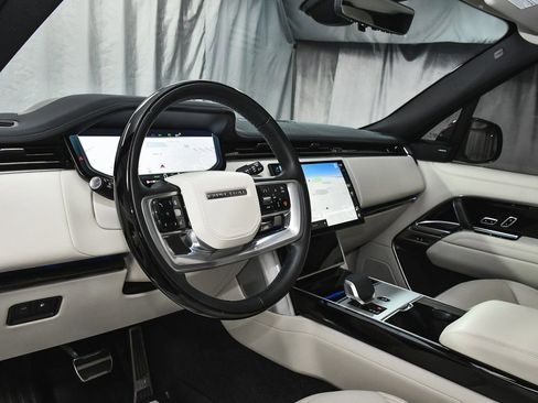 Used 2025 Land Rover Range Rover SE image 28