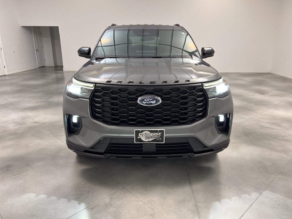 Used 2025 Ford Explorer ST-Line AWD/4WD image 3