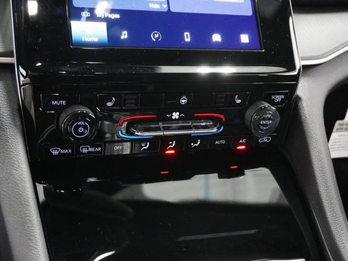 Used 2024 Jeep Grand Cherokee Altitude image 23