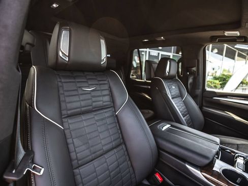 Used 2025 Cadillac Escalade Sport Platinum w/ LPO, Floor Liner Package AWD/4WD image 28