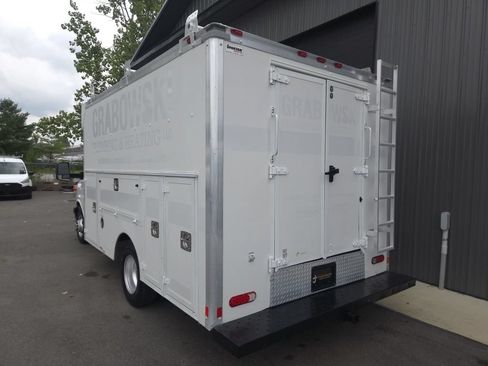 Used 2017 Chevrolet Express 3500 RWD image 3