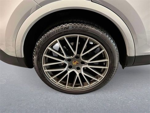 Used 2022 Porsche Cayenne Platinum Edition image 7