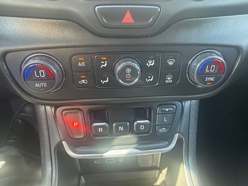 Used 2019 GMC Terrain SLT w/ Preferred Package AWD/4WD image 31