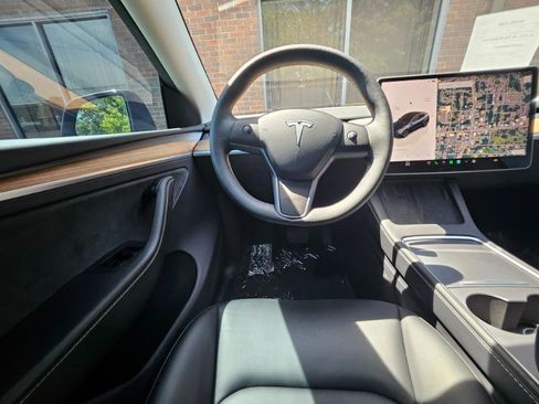 Used 2025 Tesla Model Y Long Range RWD image 5