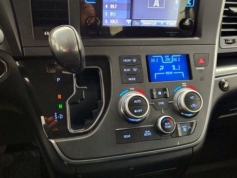 Used 2017 Toyota Sienna SE Premium FWD image 17