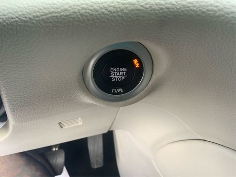 Used 2024 Chrysler Pacifica Limited image 26