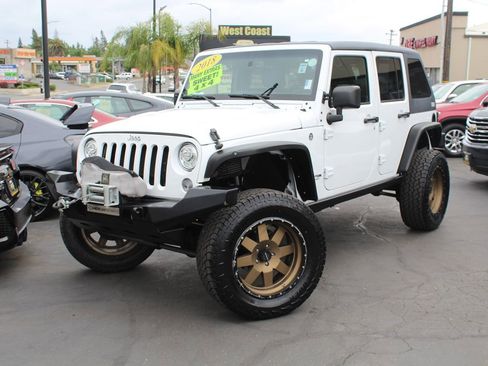 Used 2018 Jeep Wrangler Unlimited Rubicon w/ Connectivity Group AWD/4WD image 39