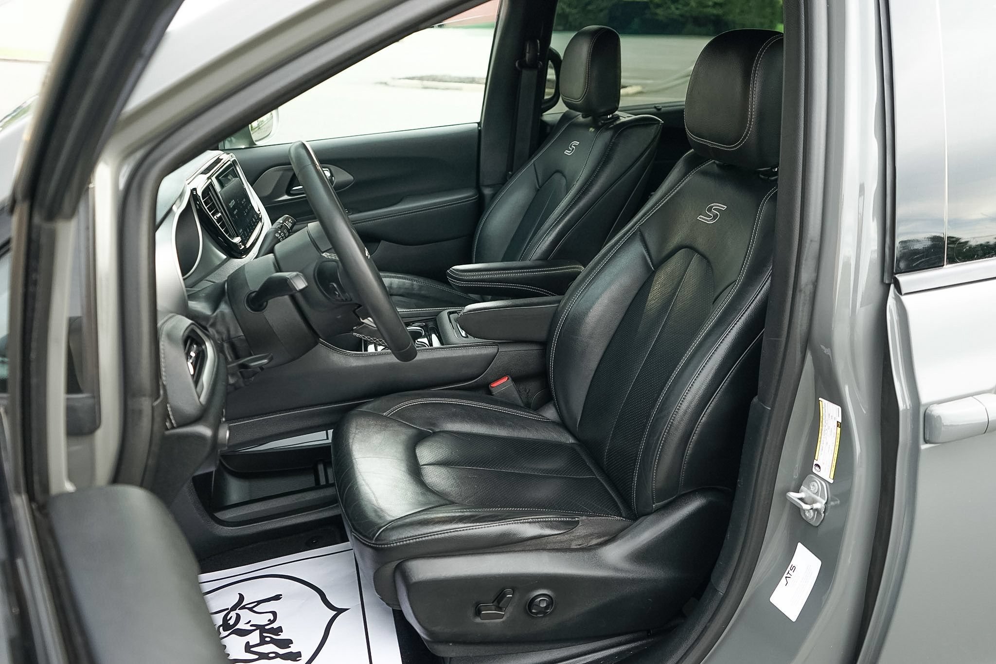 Used 2021 Chrysler Pacifica Touring-L w/ Uconnect Theater Family Group FWD image 14