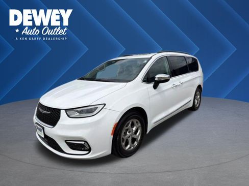 Used 2023 Chrysler Pacifica Limited FWD image 1
