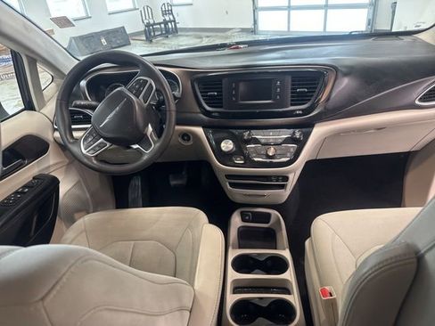 Used 2017 Chrysler Pacifica LX image 30