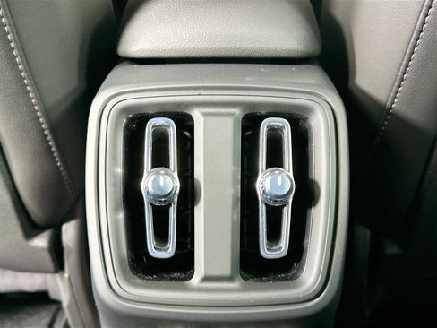 Used 2025 Volvo XC40 B5 Core w/ Climate Package image 24