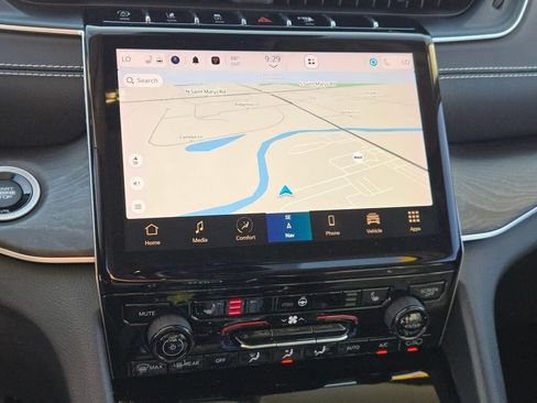 Certified 2023 Jeep Grand Cherokee Limited AWD/4WD image 3