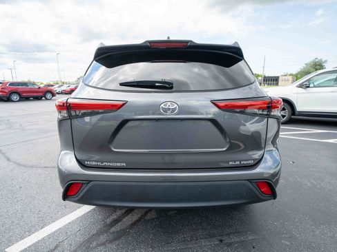 Used 2023 Toyota Highlander XLE AWD/4WD image 5