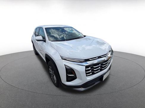 Used 2025 Chevrolet Equinox LT image 2