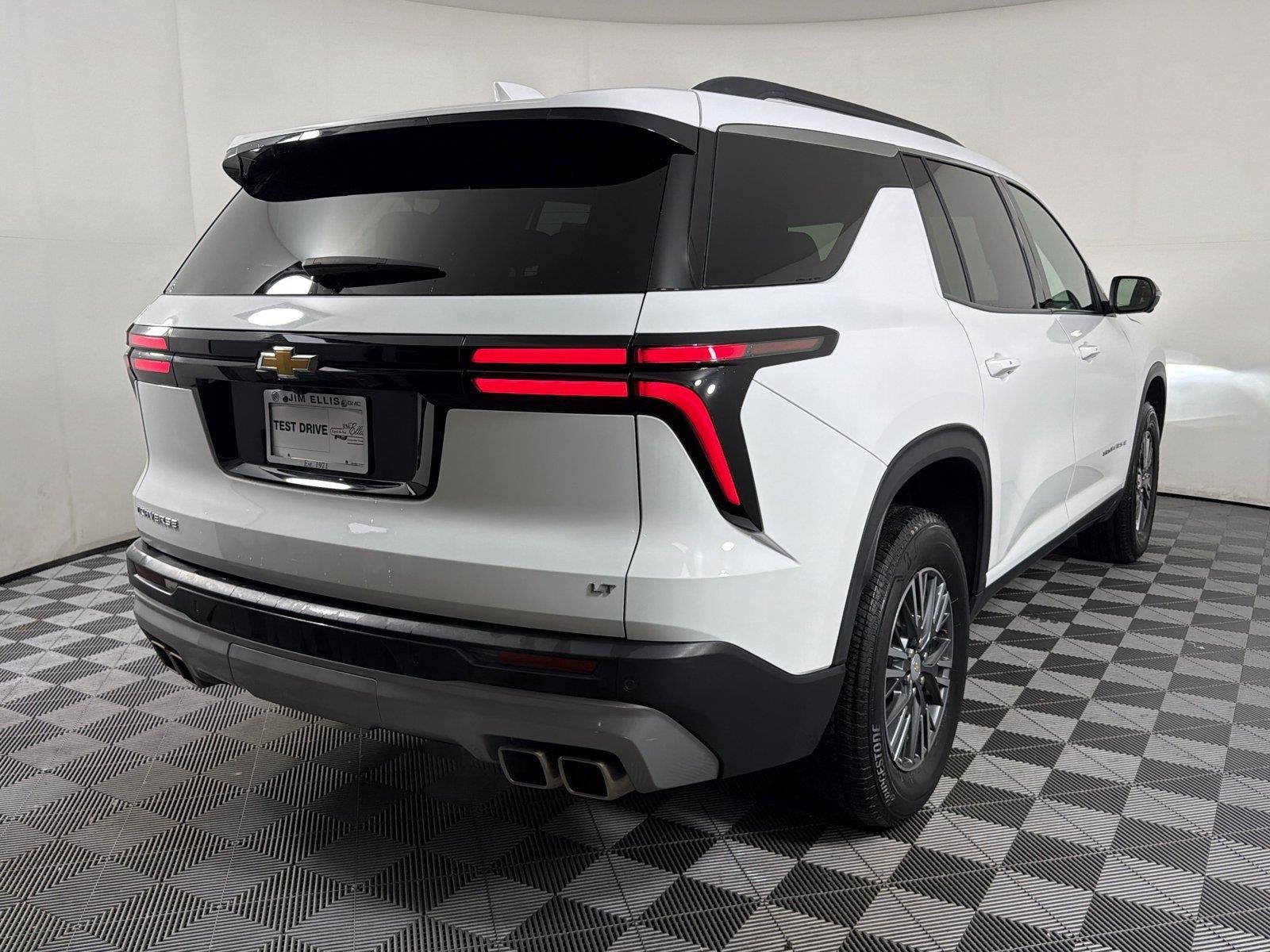 Used 2024 Chevrolet Traverse LT FWD image 6