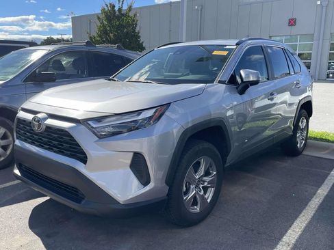 Used 2022 Toyota RAV4 XLE AWD/4WD image 2