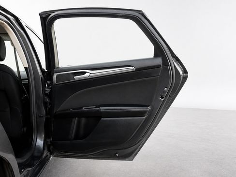 Used 2020 Ford Fusion SE FWD image 13