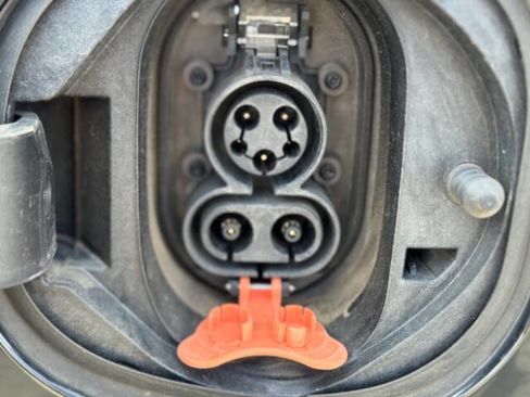 Used 2019 Chevrolet Bolt Premier w/ Infotainment Package image 10