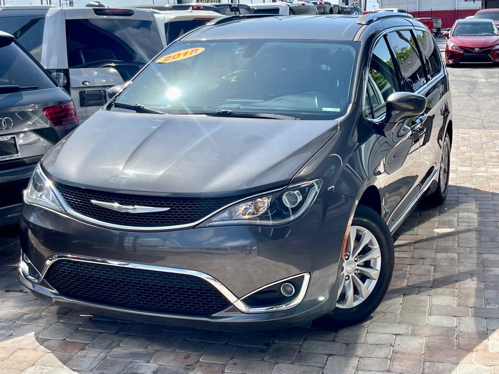 Used 2018 Chrysler Pacifica Touring-L FWD image 40
