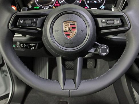 Certified 2025 Porsche Cayenne image 23