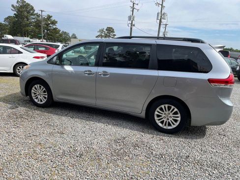 Used 2013 Toyota Sienna XLE image 6