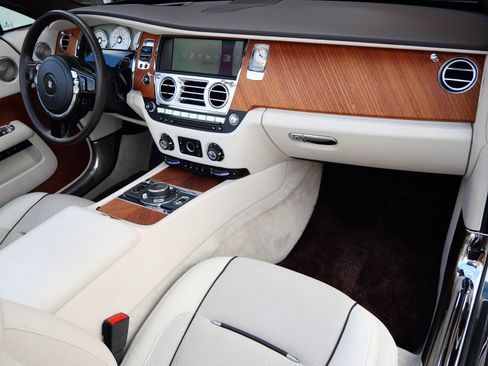 Used 2017 Rolls-Royce Dawn RWD image 18