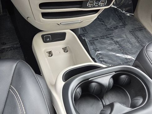 Used 2024 Chrysler Pacifica Touring-L FWD image 29