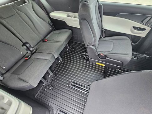 Used 2023 Kia Carnival LX image 13