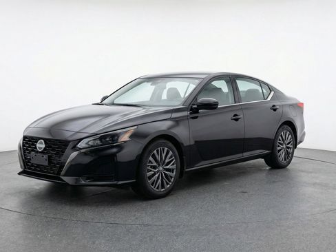 Used 2025 Nissan Altima 2.5 SV FWD image 3