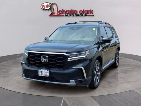 Used 2025 Honda Pilot Touring image 1