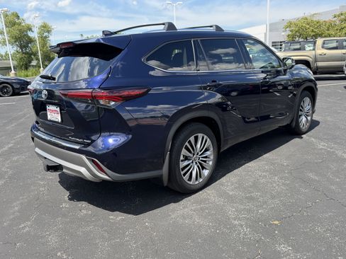 Used 2024 Toyota Highlander Platinum AWD/4WD image 10