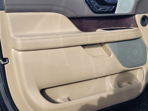 Used 2023 Lincoln Navigator Reserve image 18
