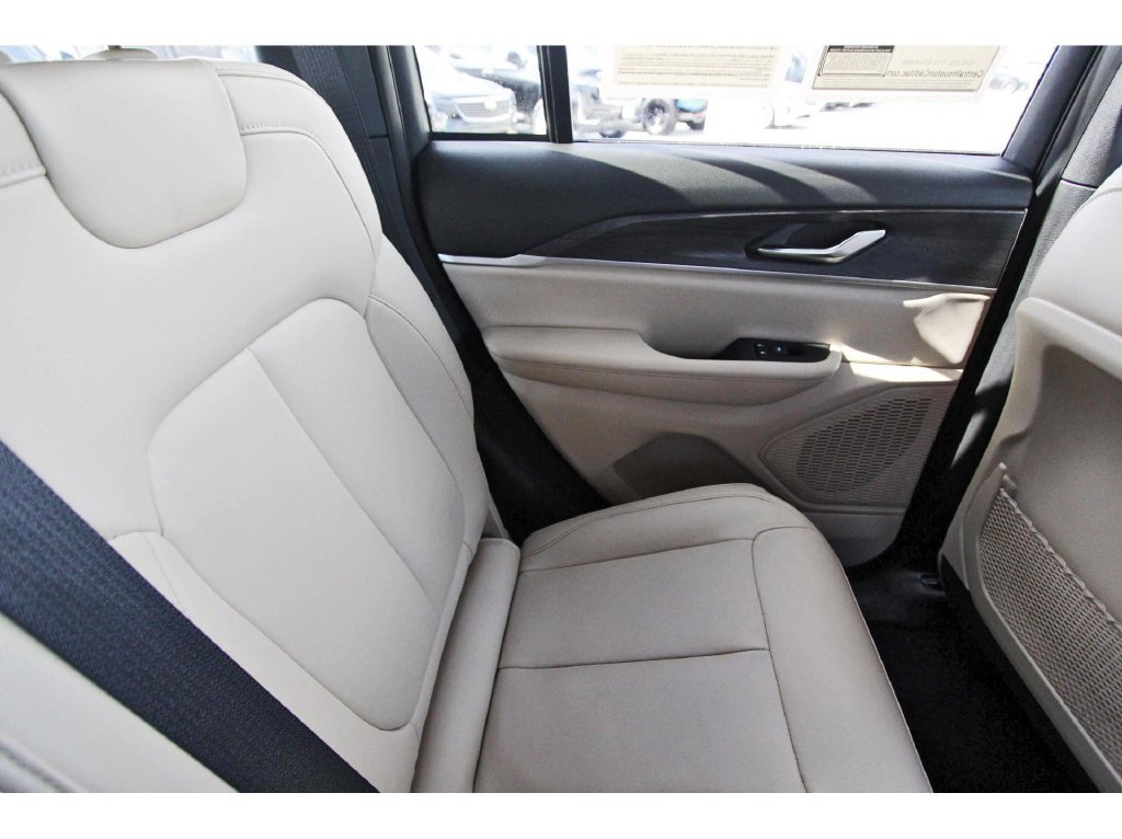 Used 2024 Jeep Grand Cherokee Limited AWD/4WD image 11