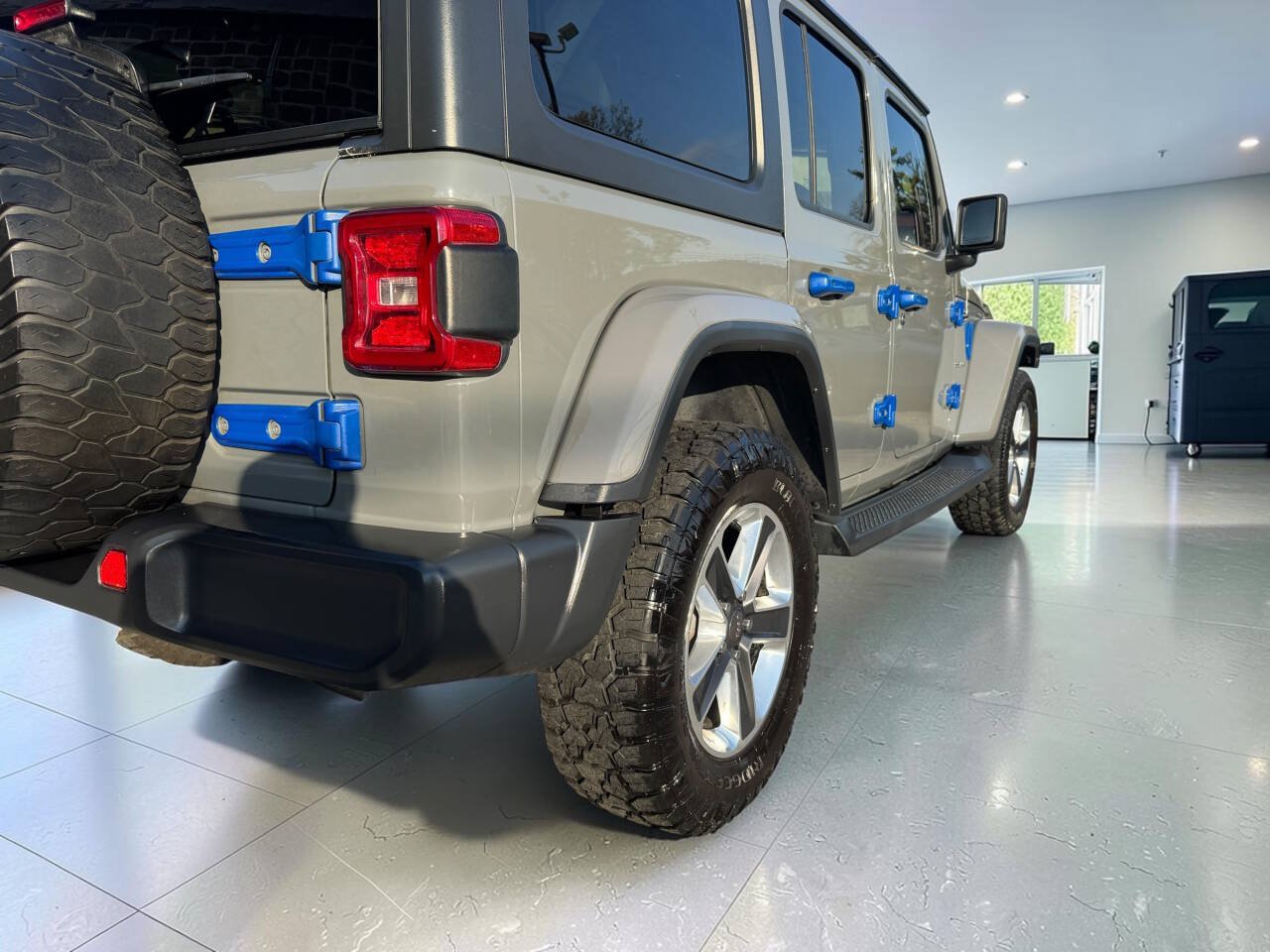 Used 2018 Jeep Wrangler Unlimited Sahara w/ LED Lighting Group AWD/4WD image 5