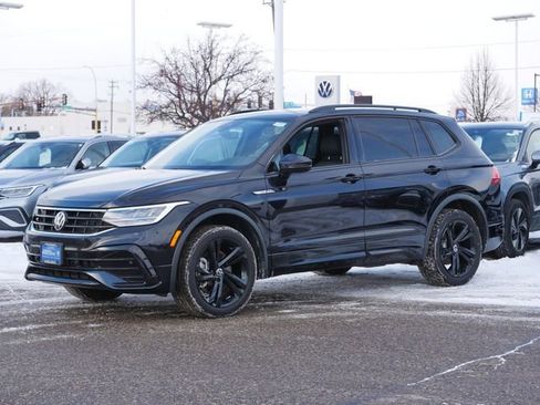 Certified 2024 Volkswagen Tiguan SE R-Line image 3
