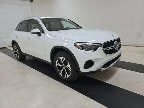 Used 2025 Mercedes-Benz GLC 350e 4MATIC image 4