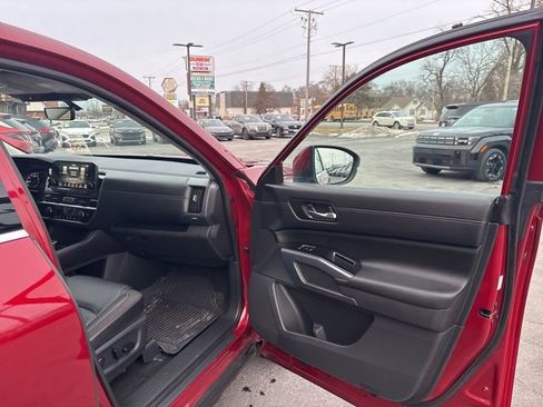 Used 2024 Nissan Pathfinder SL image 16