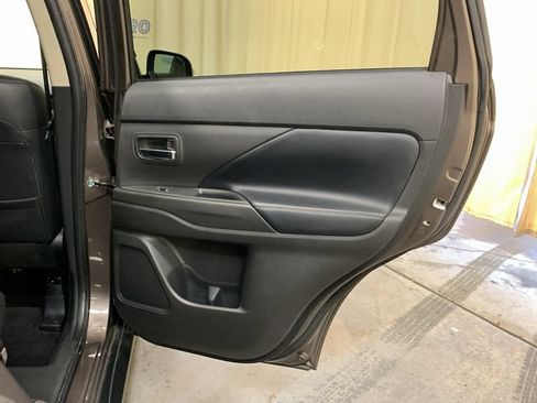 Used 2019 Mitsubishi Outlander SE AWD/4WD image 13