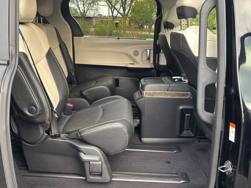Used 2025 Toyota Sienna Platinum AWD/4WD image 12